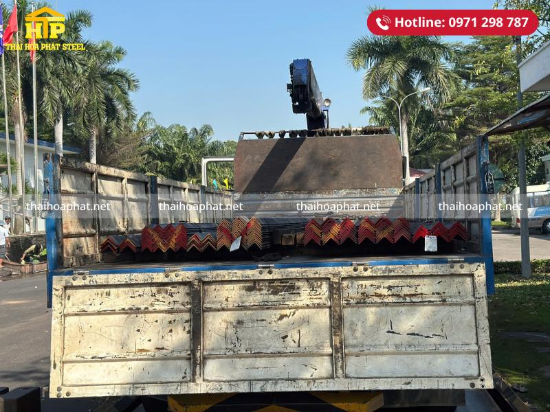 Giao 8 tấn thép hình V cho công trình tại Vũng Tàu