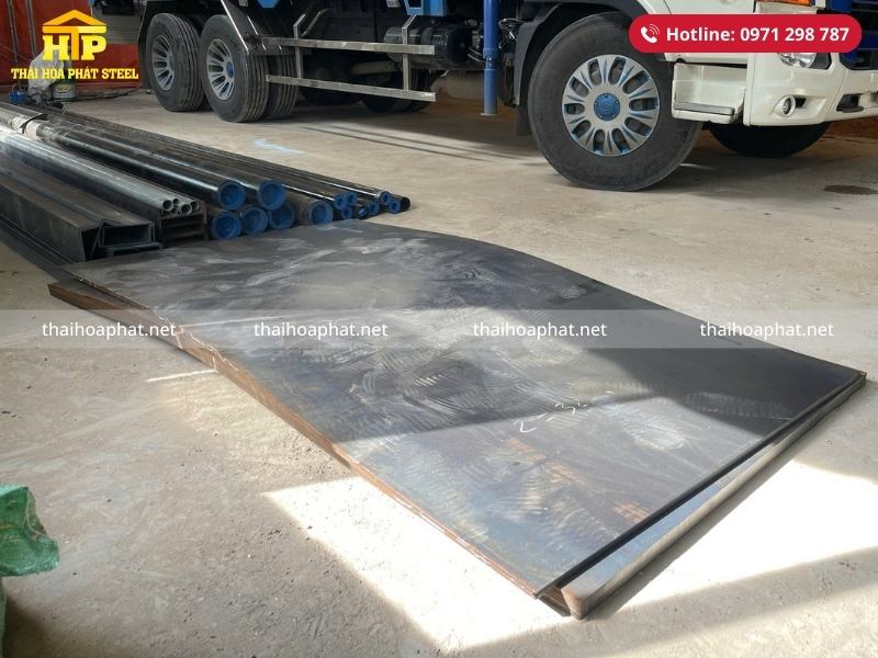 Giao 10 tấn thép tấm và thép ống cho công trình tại Bình Dương