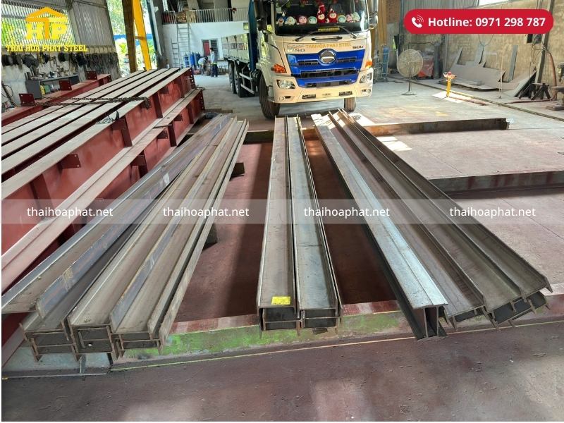 Giao 18 tấn thép tấm và thép hình I cho công trình tại Long An