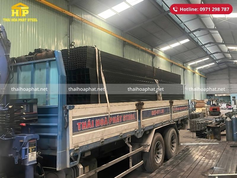 Giao 28 tấn thép hộp vuông cho công trình tại Bình Dương