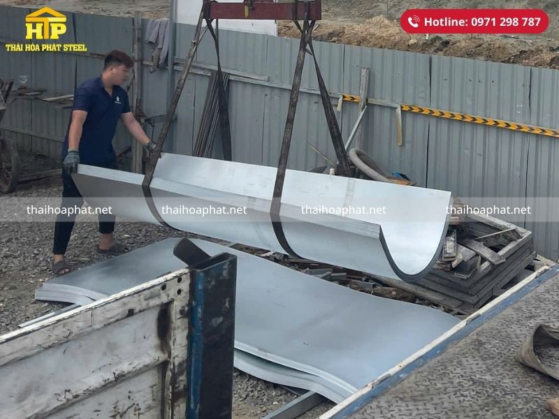 Giao 450 tấm tôn lạnh trắng cho công trình tại Đồng Nai