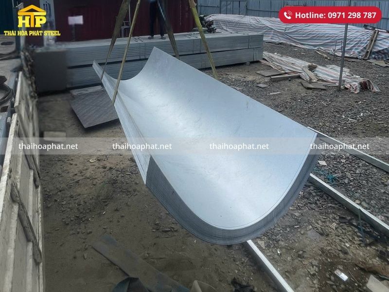 Giao 450 tấm tôn lạnh trắng cho công trình tại Đồng Nai