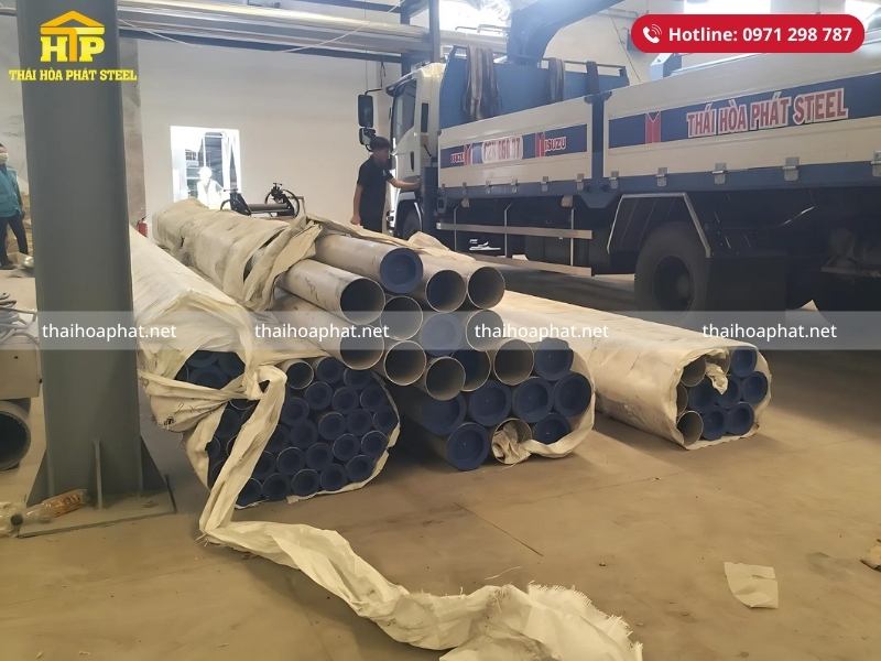 Giao 50 tấn thép ống đúc và ống inox cho công trình tại Bình Dương