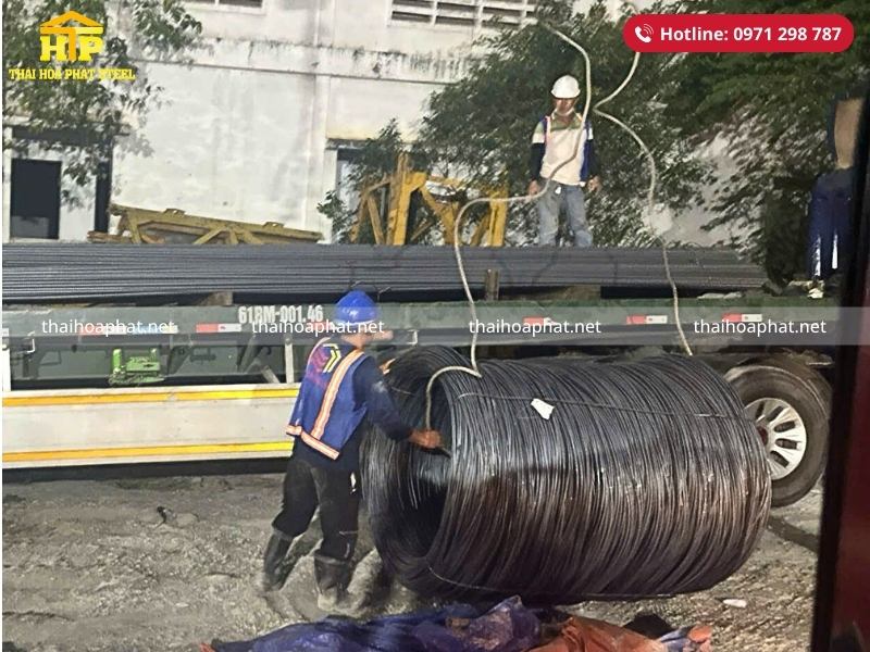 Giao 70 tấn sắt xây dựng cho công trình tại Bình Dương