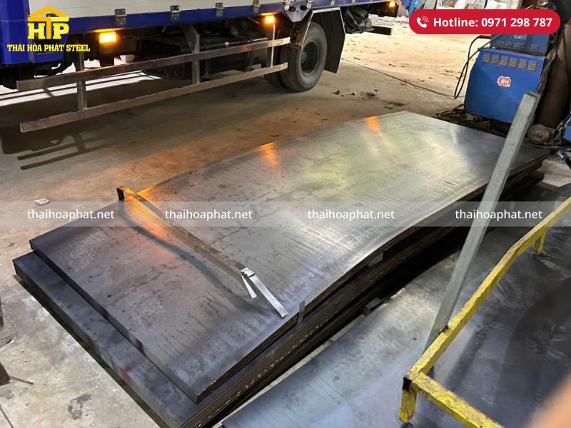 Giao 45 tấn thép tấm cắt quy cách cho công trình tại Long An