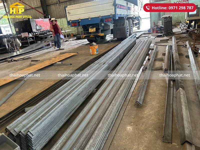 Giao 9 tấn thép hình V cho công trình tại Đồng Nai