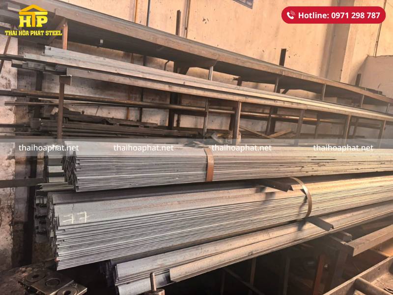 Giao 9 tấn thép hình V và thép la cho công trình tại Long An