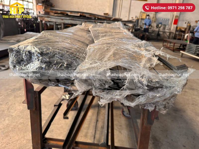 Giao 9 tấn thép hình V và thép la cho công trình tại Long An