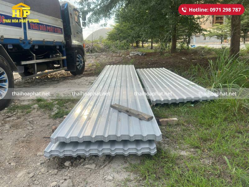 Giao 2500m tôn xanh ngọc cho công trình tại Bình Phước