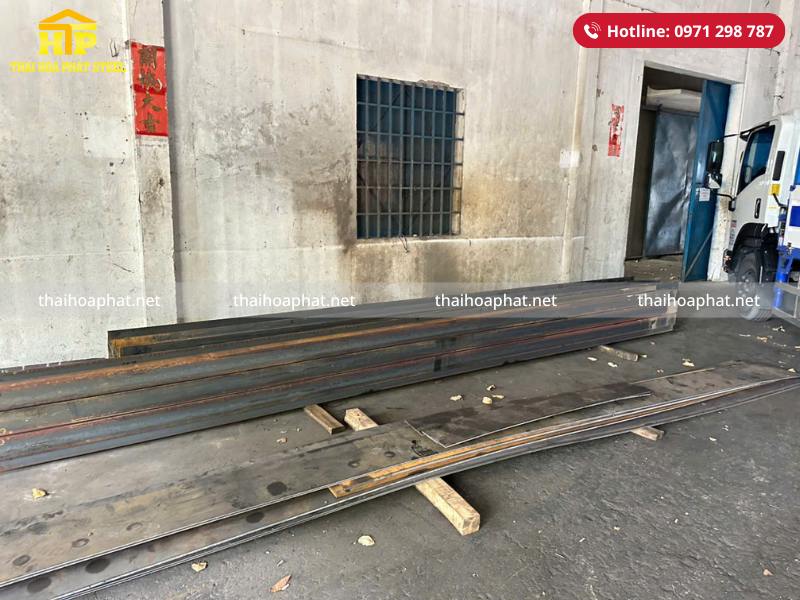 Giao 6 tấn thép tấm và thép hình cho công trình tại Long An