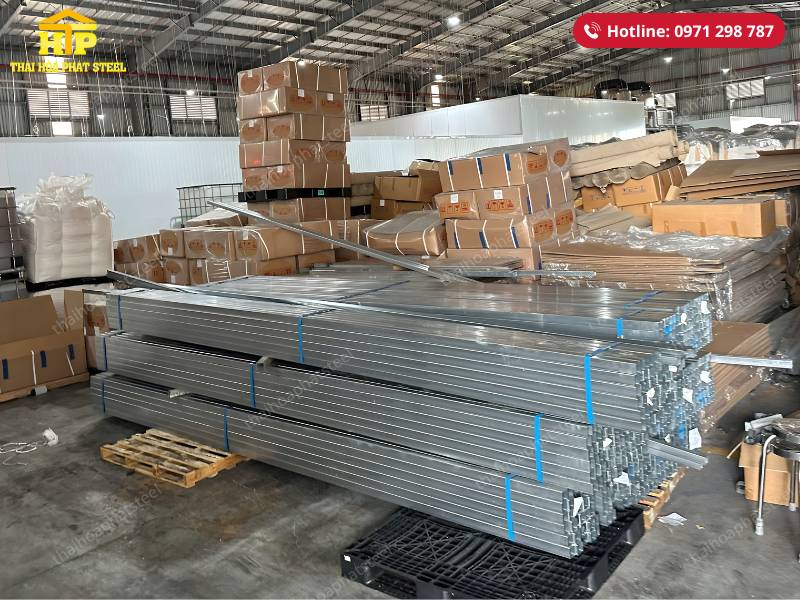 Giao 6 tấn thép hộp vuông mạ kẽm Hoà Phát cho công trình tại Long An