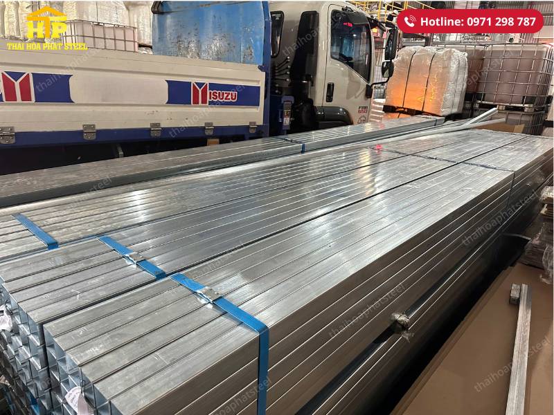 Giao 6 tấn thép hộp vuông mạ kẽm Hoà Phát cho công trình tại Long An