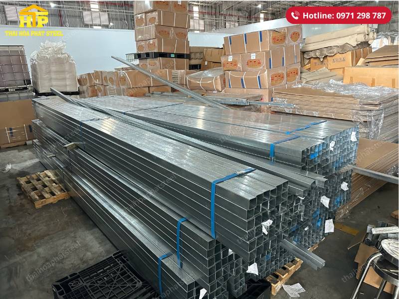 Giao 6 tấn thép hộp vuông mạ kẽm Hoà Phát cho công trình tại Long An