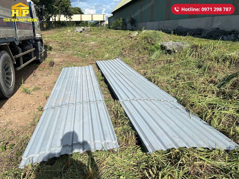 Giao 9 tấn thép ống, thép hình U, V và tôn cho công trình tại Bình Phước