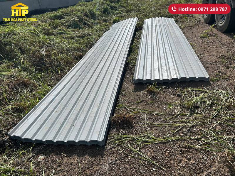 Giao 9 tấn thép ống, thép hình U, V và tôn cho công trình tại Bình Phước