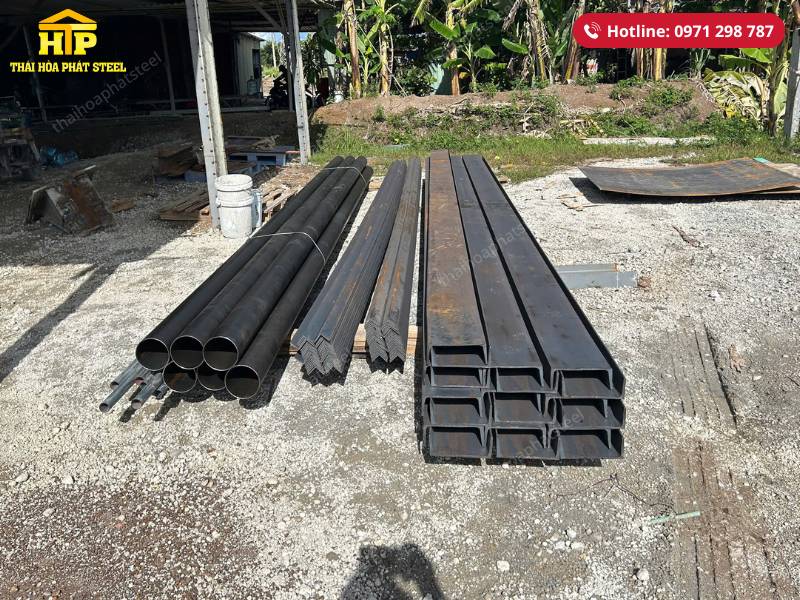 Giao 9 tấn thép ống, thép hình U, V và tôn cho công trình tại Bình Phước